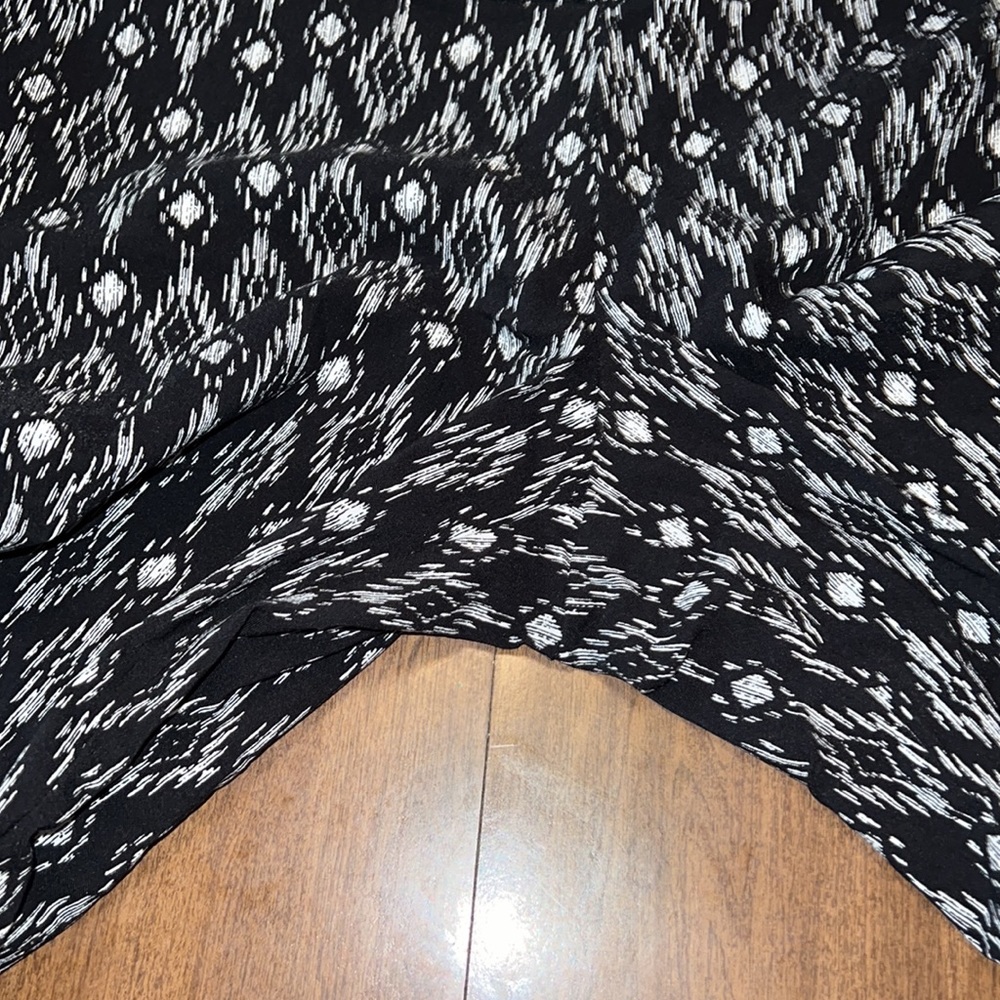 Size 2 Torrid Patterned Capris - Picture 7 of 7